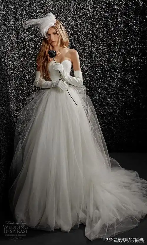 vera wang 2021秋季婚纱系列 时尚前卫新娘嫁衣