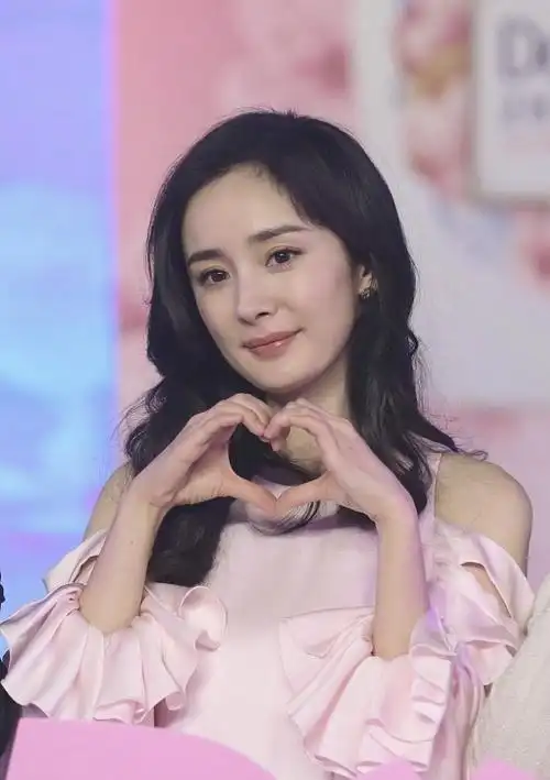 杨幂为祖国比心