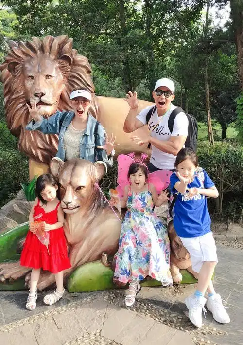 刘畊宏晒全家游玩照,儿子留长发只为做公益?本是兄妹却好似姐妹