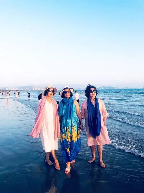 海滩边,姐妹们手拉手,姿势是不是好悠闲