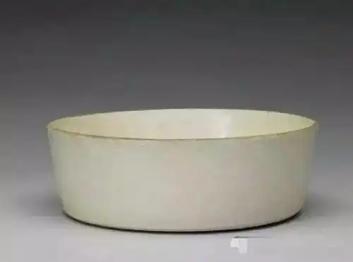 北宋定窑白釉瓷竹丝刷痕和泪痕的特点