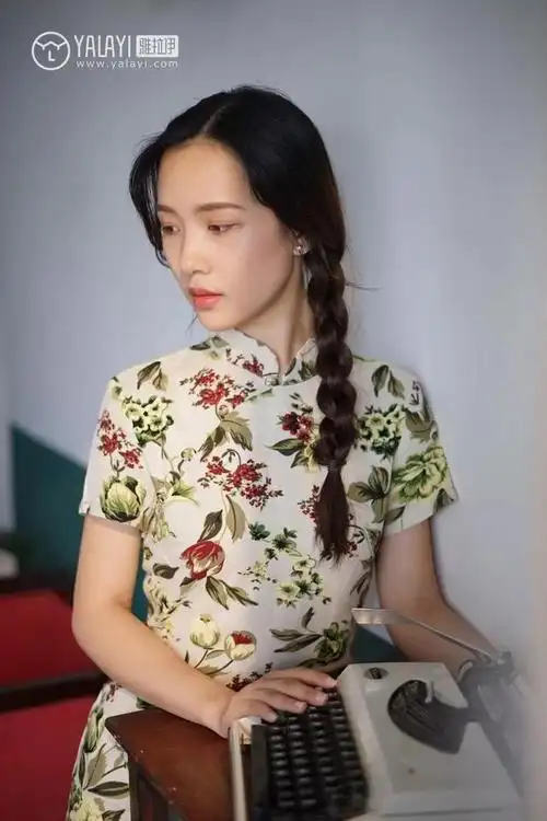 麻花辫美少女古典旗袍