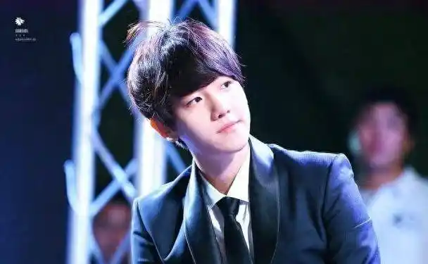 他被星探发掘练习生涯却极其短暂,直接空降顶级男团成大势爱豆_边伯贤