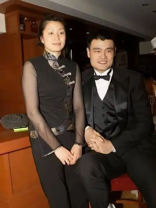 姚明全家近况曝光,女儿身高近两米,妻子魅力依旧,自己体重暴增_人们