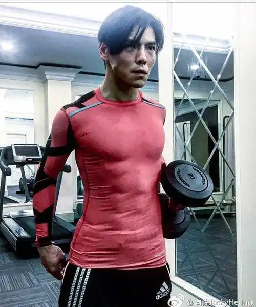 向佐健身狂练肌肉 网友:这是要超越李小龙啊
