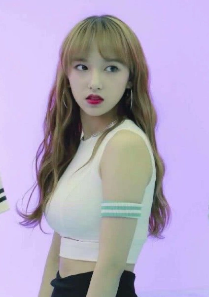 一直不知道"奶潇"的外号是怎么来的?看看她紧身衣你就知道了