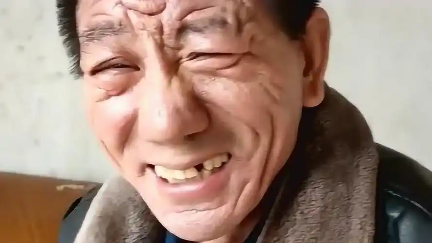 老大爷满脸都是褶子这都是岁月的见证网友就像文玩核桃一样的需要盘