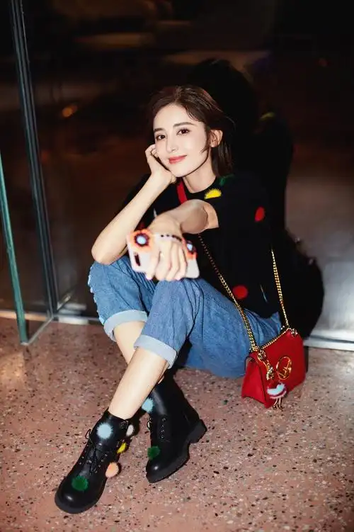 娜扎着装优雅时尚 托腮手指镜头甜笑尽显俏皮