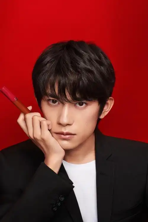 官宣!易烊千玺成为阿玛尼彩妆代言人