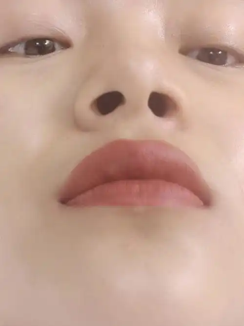 救命有没有和我一样嘴唇上厚下薄的女孩子