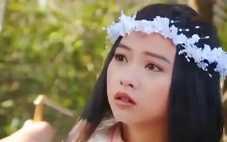 但是在刘玉翠出道早期,也有过既美且仙的角色,比如《日月神剑》中的