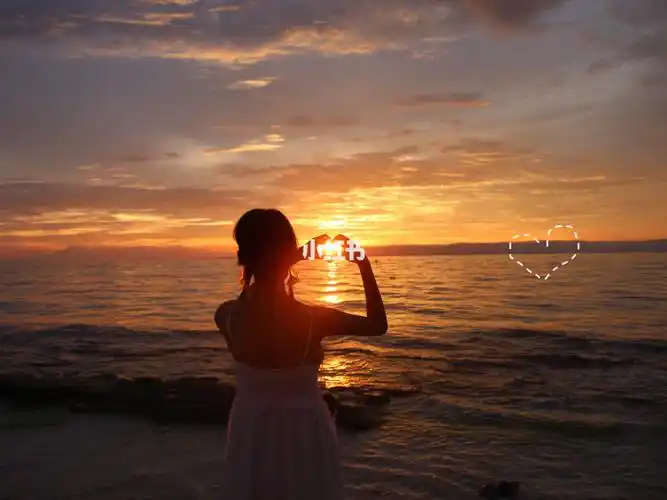 日落剪影怎么拍,超简单学起来00 图1,利用手指比心把夕阳圈起来,也