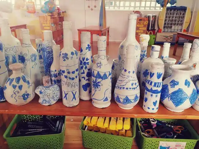 尚可爱幼儿园大二班11月主题绘画活动——《青花瓷》