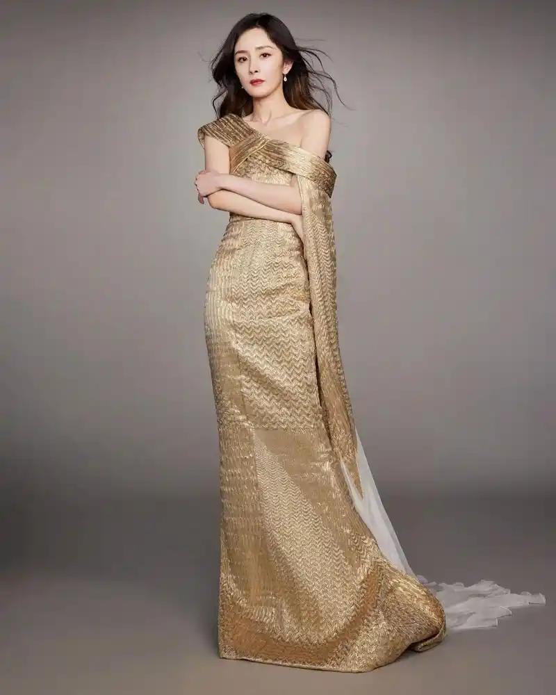 穿金色礼服的杨幂更显高贵
