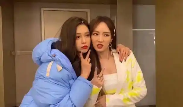 沈梦辰晒众星同框画面,杜海涛伸手搂吴昕不避嫌,王一博意外抢镜_时候