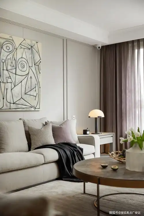 gallotti radice 和 b&b 的沙发组合,以淡粉色抱枕点缀,而整体的暖