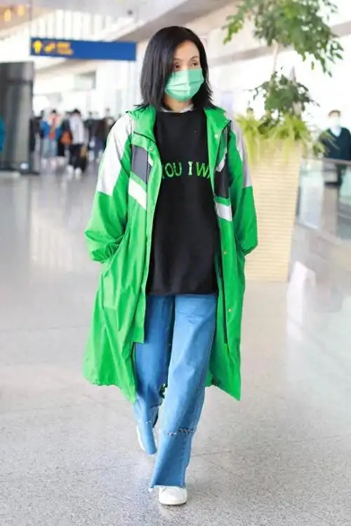 陶虹48岁没有一点大妈感穿绿色外套配牛仔裤走机场时髦减龄