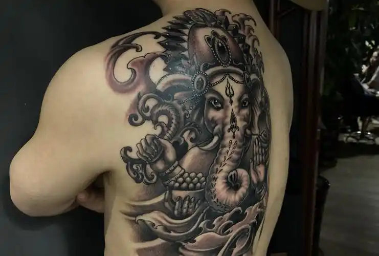 象神纹身图片_背部新传统纹身图案