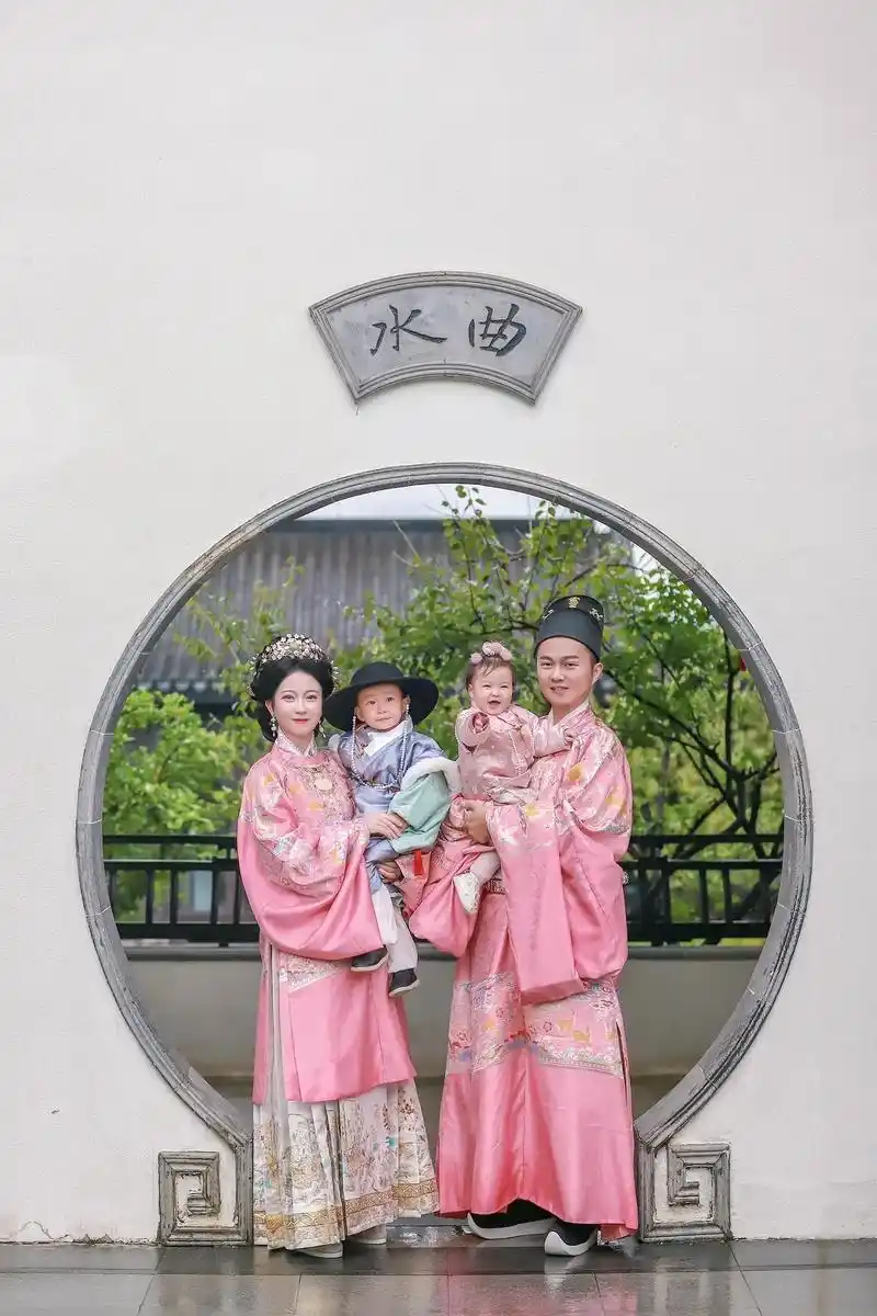 客 | 汉服全家福,一家人就是要整整齐齐的呀.#古风写真   - 抖音