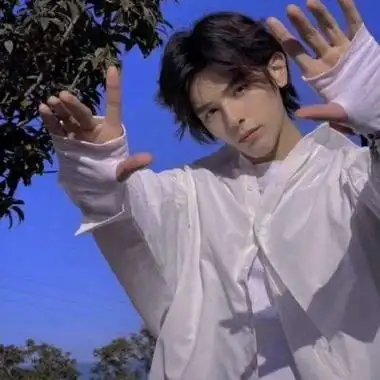 很温柔温柔中带有酷酷的男头_男生头像_美头网