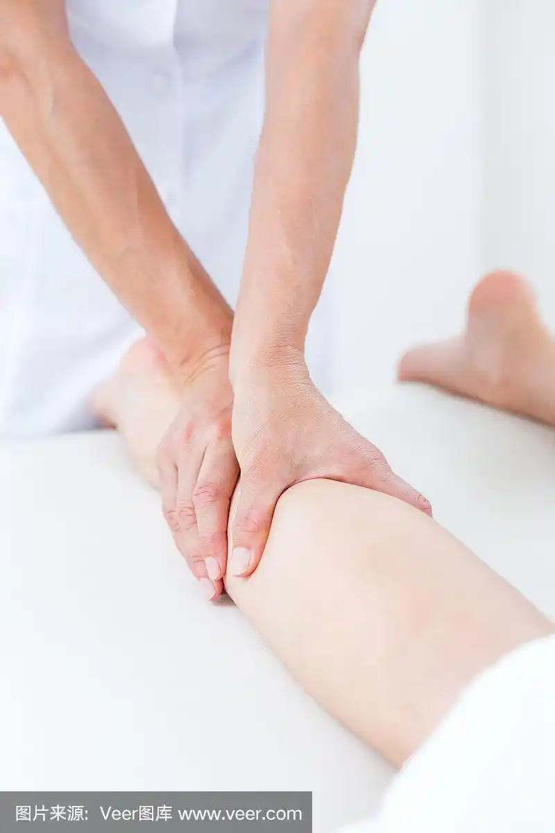 理疗师在做腿部按摩