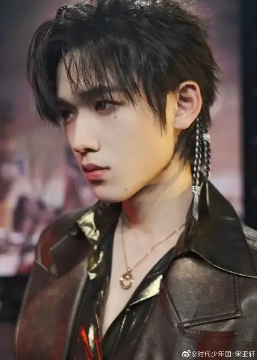 宋亚轩来赴约了##宋亚轩晒皮衣造型舞台随拍