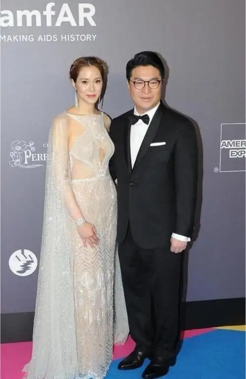 徐子淇太不端庄!随豪门老公出席活动变主角,放开秀身材哪像阔太