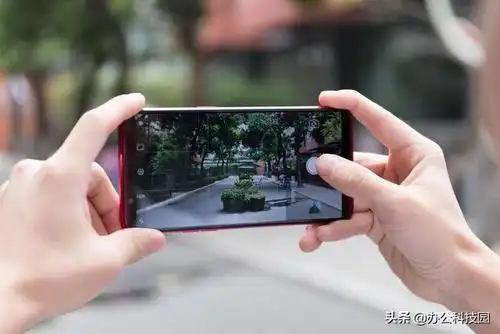 一,基本技巧(1)手势拍照平时我们拍照都是用快门进行拍照的,这样拍照