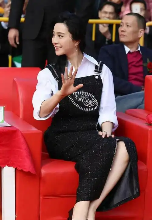 范冰冰复出后对身材真自信,白衬衫配紧身裤,"铅笔腿"不输模特