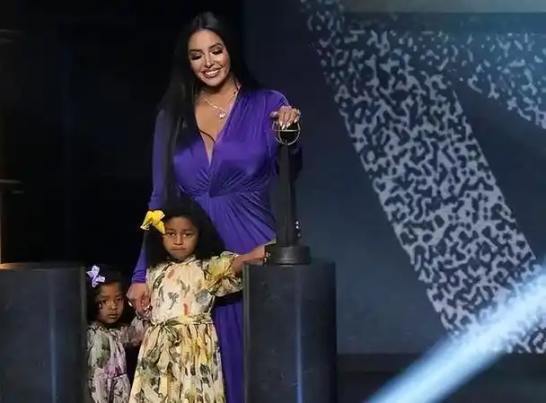 41岁瓦妮莎近照!怀念科比和二公主,超3年不改嫁