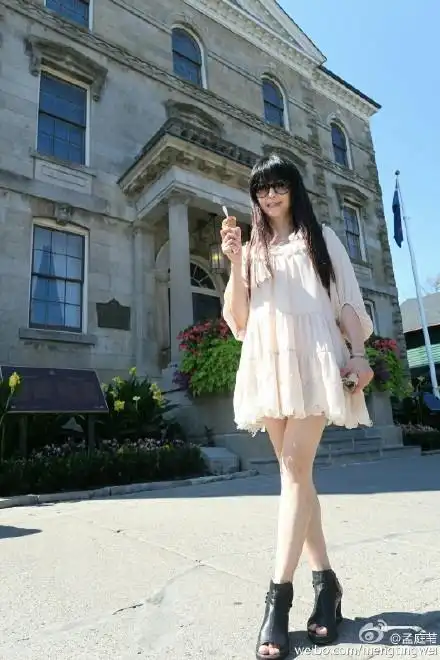 孟庭苇超短裙露玉腿