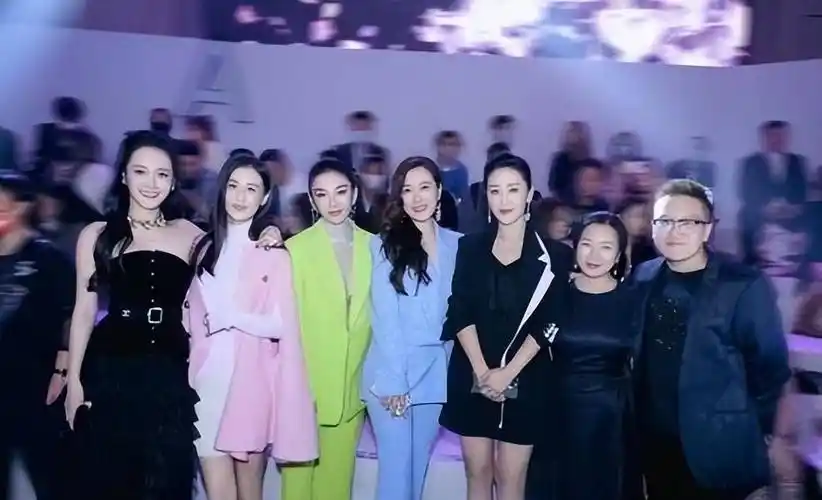 黄奕与黄圣依同框,看坐姿就知道谁有钱了,不过两个人的颜色清新都好看