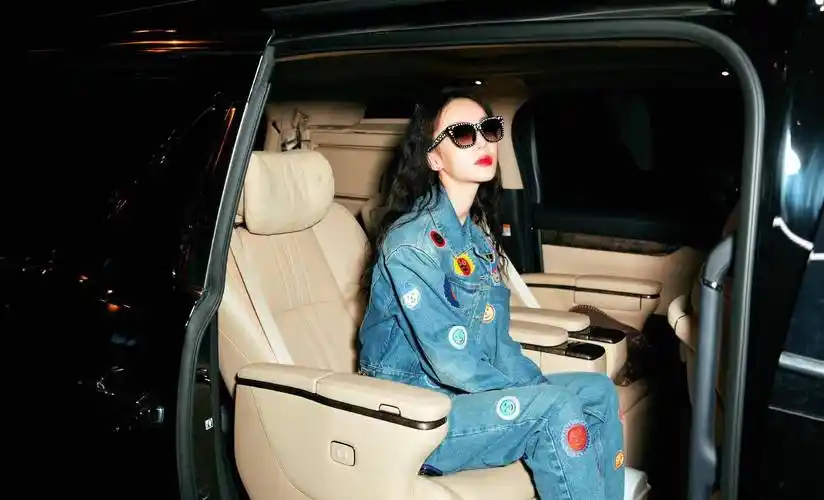 金晨前往瑞士机场街拍,身穿带有卡通贴纸的牛仔衬衫,可爱又酷!