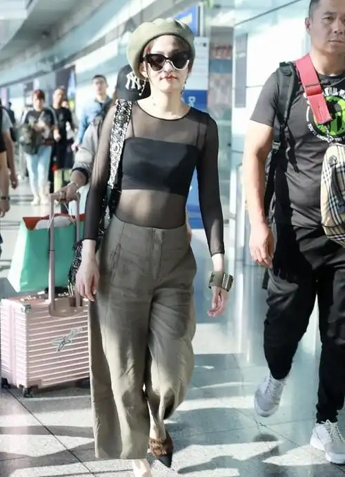 张韶涵这次豁出去了穿着薄纱就敢现身但她的腹肌让男人都汗颜