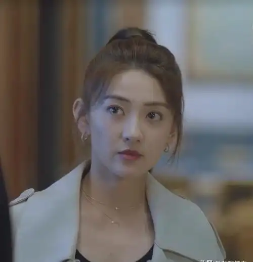 虽然梁洁的脸型偏大,这是她的小缺点,但我们不得不承认,她的演技还是