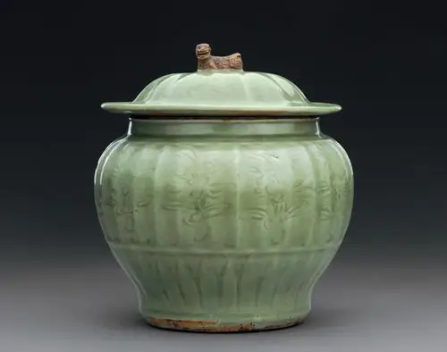 2500 明早期 龙泉窑青釉花卉纹盖罐