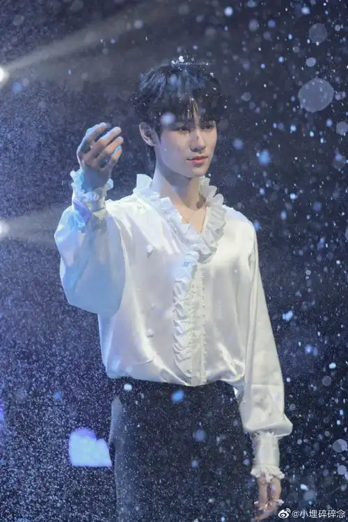 张真源再现提裤子名场面