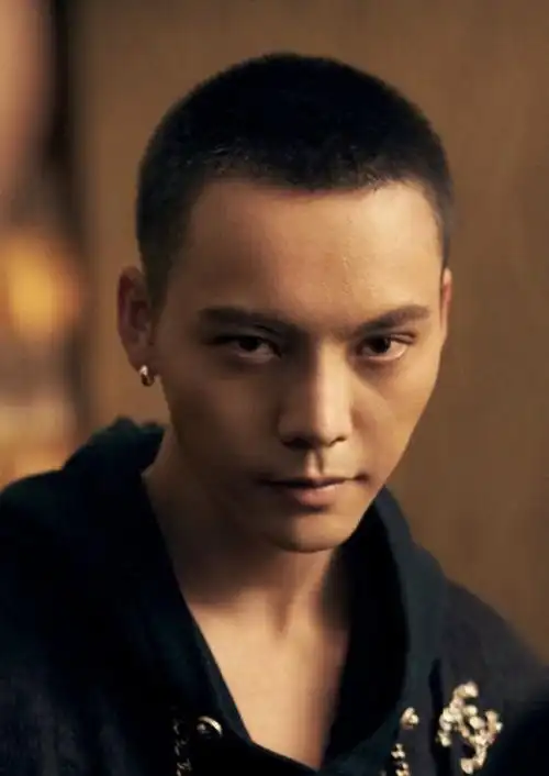 陈伟霆最新剃头照曝光圆寸侧颜杀变身硬核型男