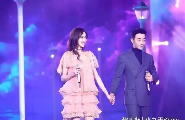 唐嫣和中戏校友聚餐,粉色上衣甜美少女,当妈后筷子腿依旧_时尚_罗晋