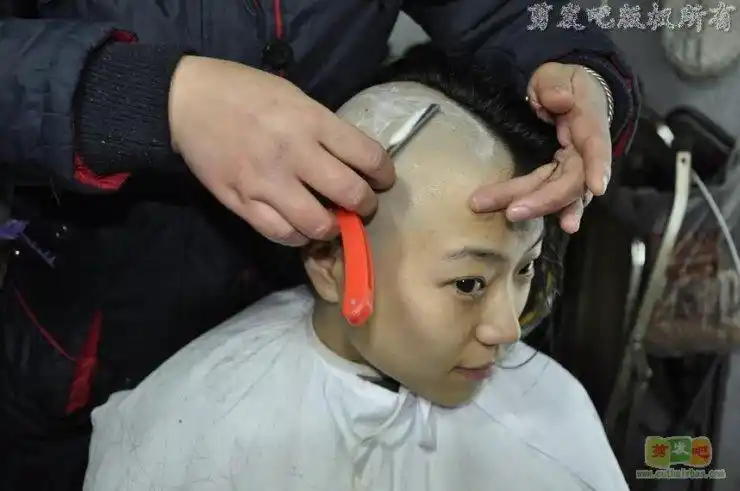 女发友在老理发店剃光头-剪发吧26#(16)