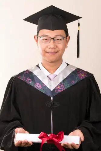 穿着学士服的男大学生特写白色背景