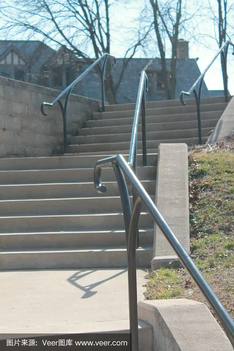 带扶手的室外楼梯