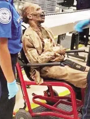 美国亚特兰大国际机场安检处迎来一名特殊乘客:一具看上去高度腐烂的"