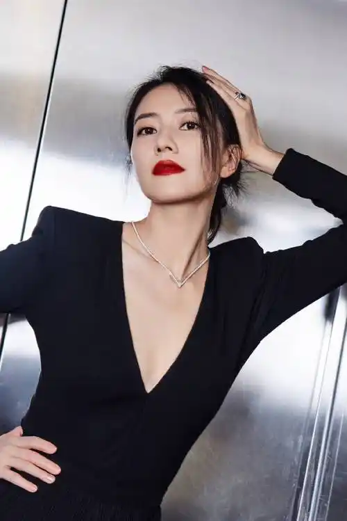 高圆圆晒黑白两款靓丽写真!雪肤玉貌曼妙身材美爆了_脑袋_南京_肌肤