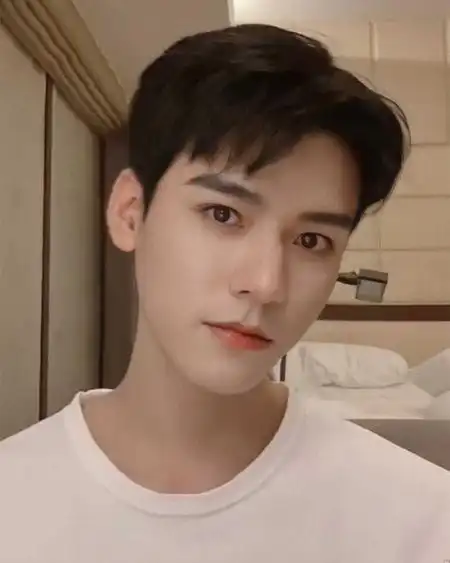 抓拍的~别说我粉丝滤镜重,感受一下生图和素颜照,浓颜系的魅力一下子