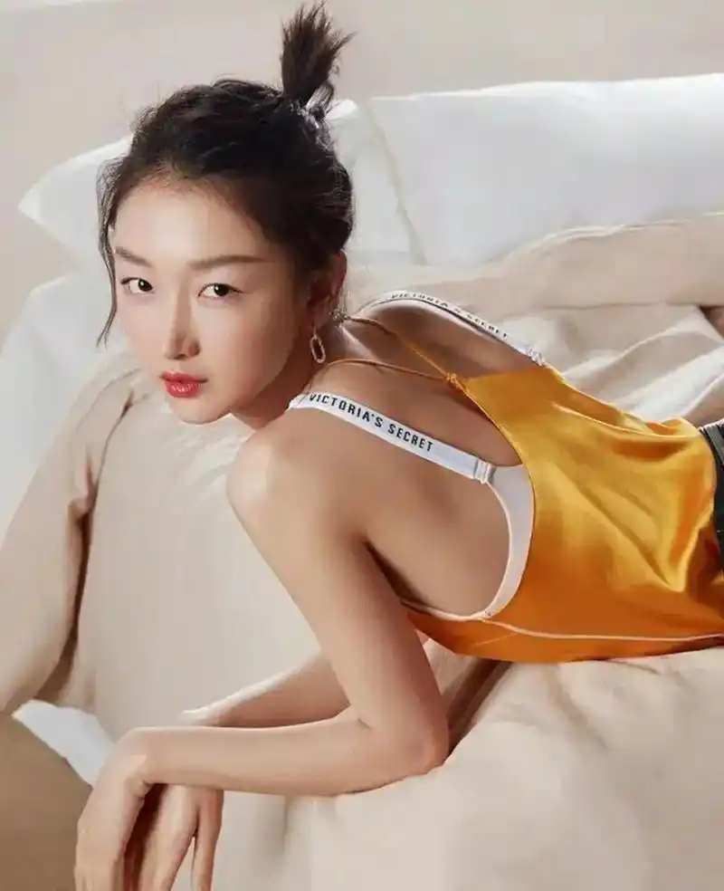 周冬雨平胸之美