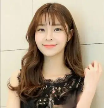 女生,头发是一款齐刘海的长发的梨花头发型,对发是很好看的栗色的染发