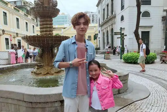 鹿晗晒与孩子合影, 网友: 鹿哥好有爱!