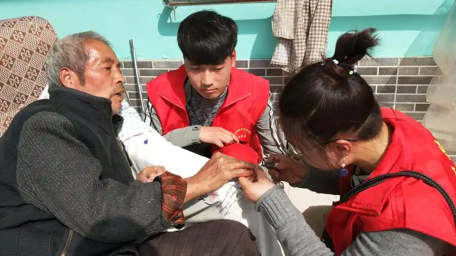 河南科技学院新科学院法律系组织学生干部前往敬老院送温暖