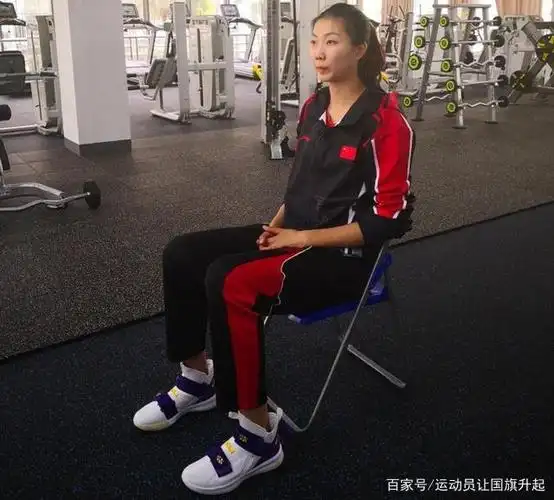 她是中国女排人气天王!为好姐妹袁心玥,李盈莹打军运会加油!